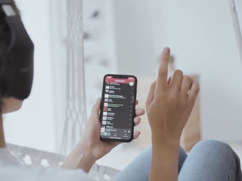 Osoba sluša muziku preko Spotify 