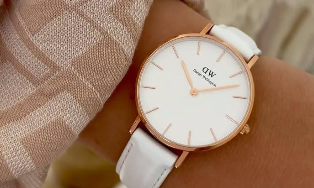 Elegantni beli sat osvežava letnju kombinaciju