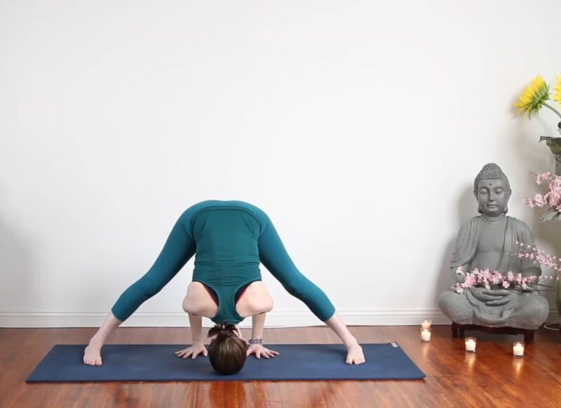 devojka radi ashtanga joga vežbu