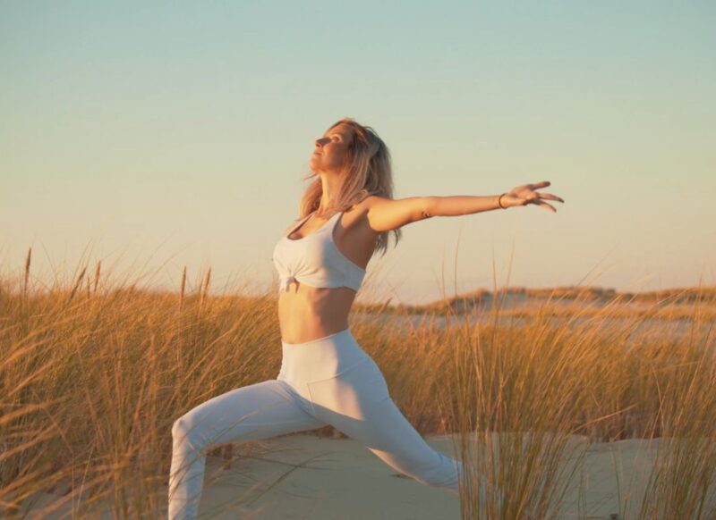 devojka radi hatha jogu