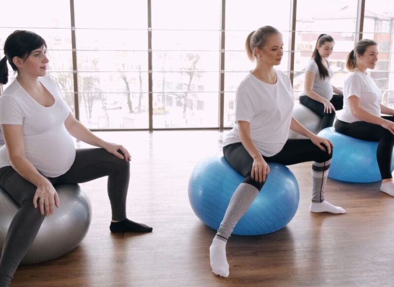 devojke na času prenatalne joge