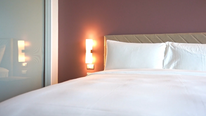Zidna lampa pored bračnog kreveta u spavaćoj sobi
