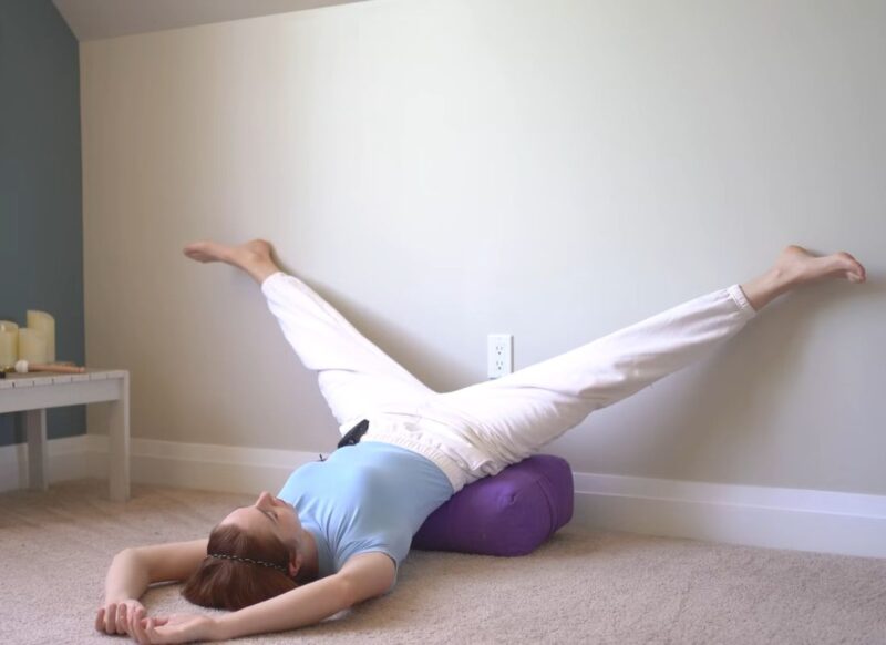 devojka radi vežbe restorativne joge