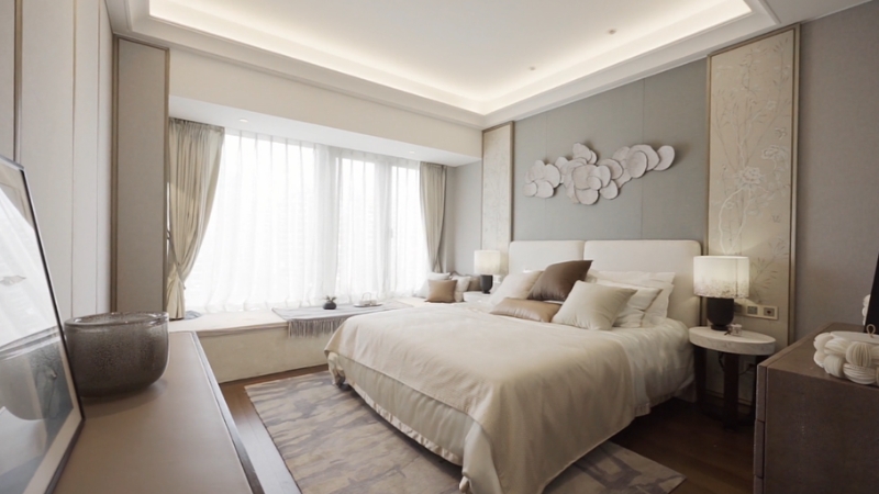 Svetla, moderno uređena spavaća soba sa velikim tapaciranim krevetom