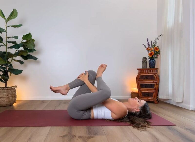 devojka radi yin jogu