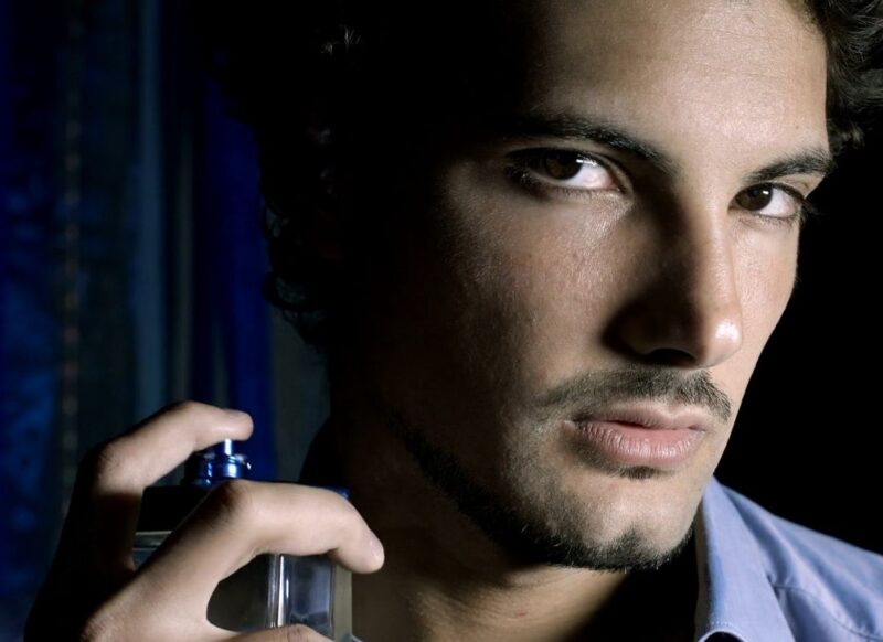 prikaz momka koji nanosi parfem na pulsirajuću tačku na vratu