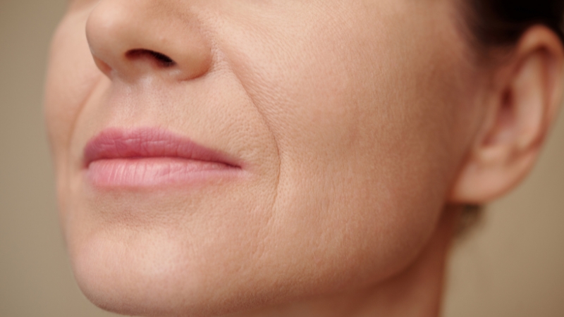Krupan prikaz lica žene sa vidljivim nazolabijalnim borama