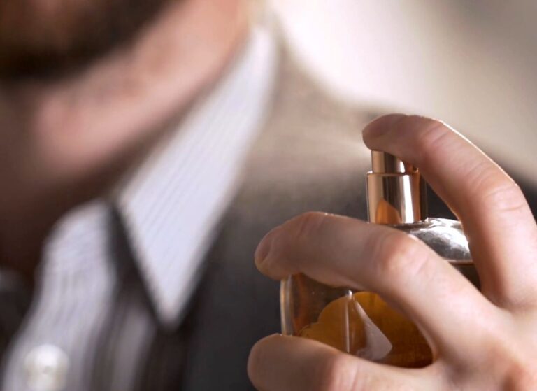 prikaz momka koji nanosi parfem