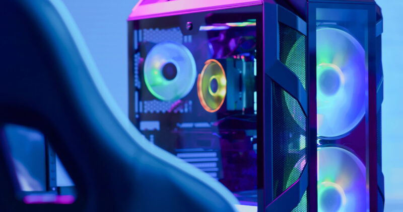 Gotov gaming računar sa vidljivim unutrašnjim komponentama i RGB ventilatorima u modernom kućištu