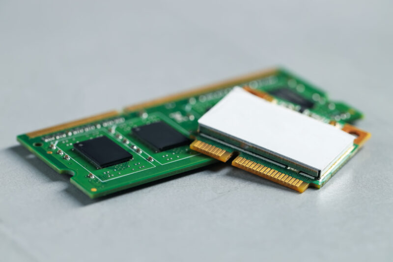 RAM memorijski moduli za desktop računar prikazani izbliza